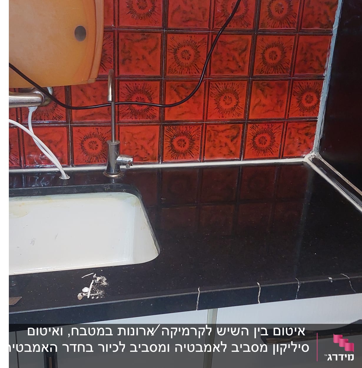כיור מטבח עם ברז וצינור מים